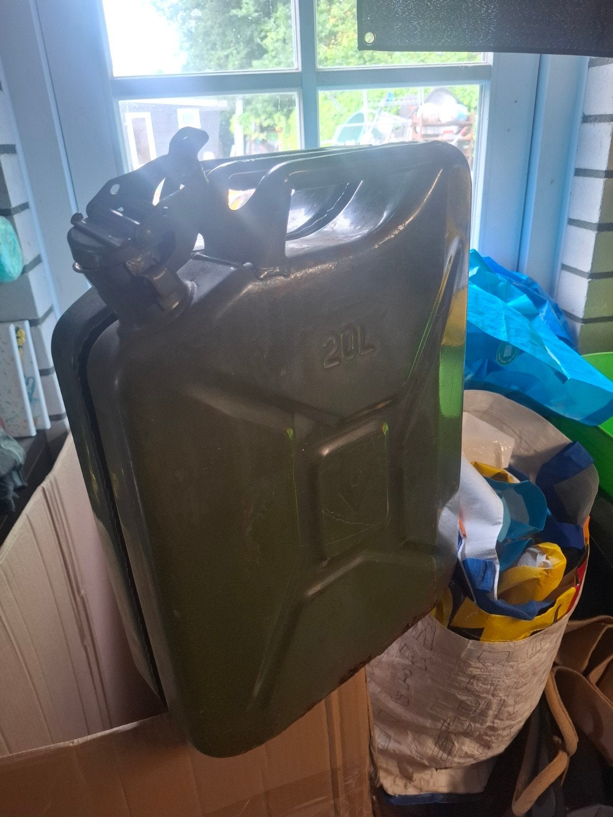 20 liter jerrycan, Ophalen