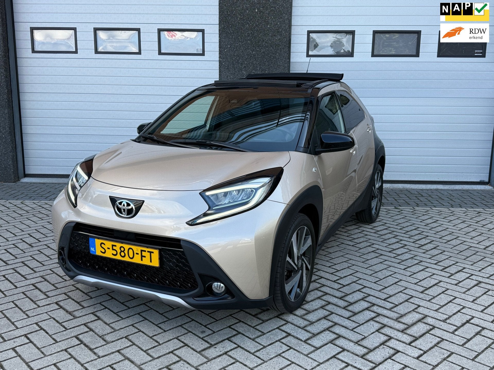 Toyota Aygo X 1.0 VVT-i S-CVT Envy AUTOMAAT/LED/CARPLAY/JBL, Auto's, Bruin, 4 stoelen, Origineel Nederlands, 3 cilinders