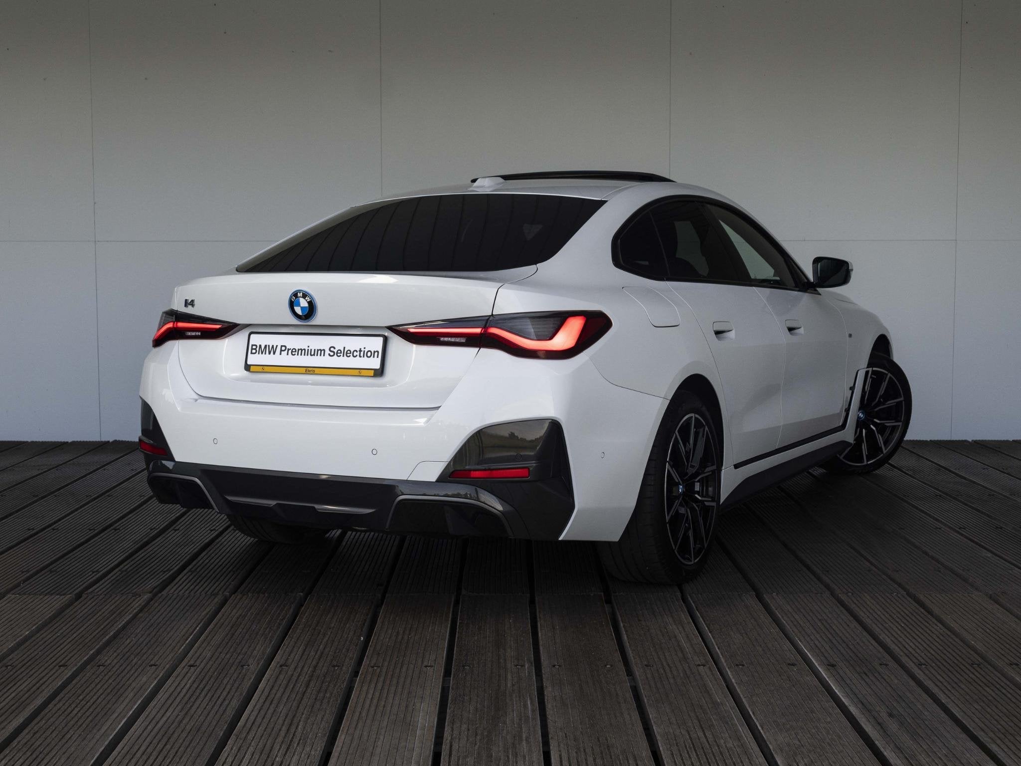 BMW i4 eDrive35 70 kWh | M Sport Pakket | Schuif/Kantel Dak, Auto's, Achterwielaandrijving, Gebruikt, Met garantie (alle), Wit