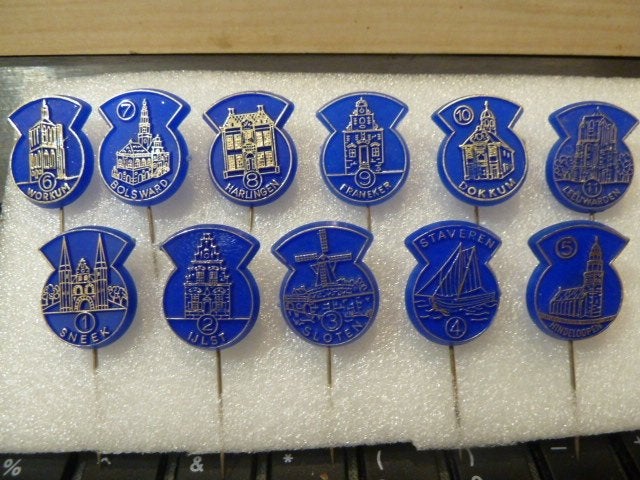 Set van 11 Friese Elfsteden Speldjes, Verzamelen, Ophalen of Verzenden, Zo goed als nieuw, Stad of Land, Speldje of Pin