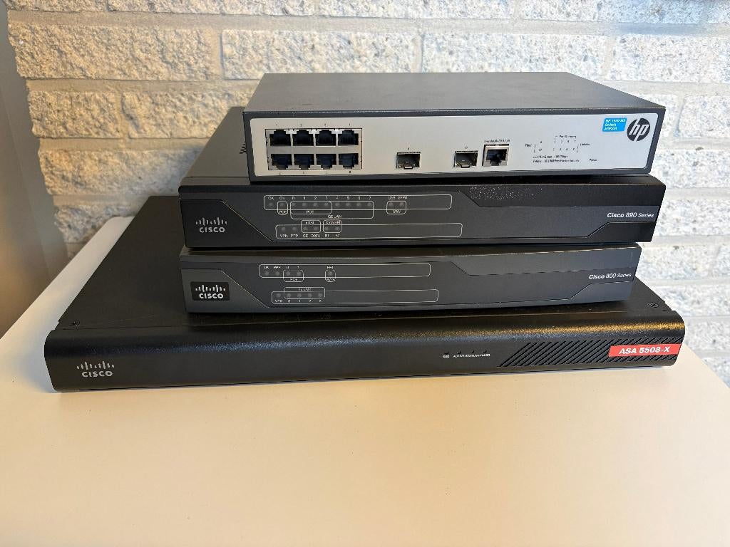 Cisco Routers - Diverse Modellen Beschikbaar, Ophalen of Verzenden, Gebruikt, Router met modem, Cisco