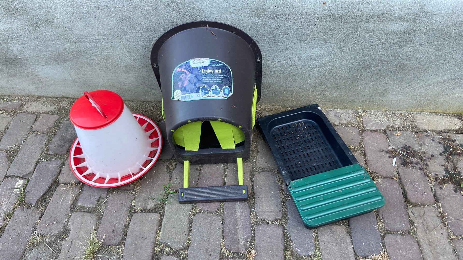 Kippen legnest en voerbak, Ophalen, Drinken en Voederen