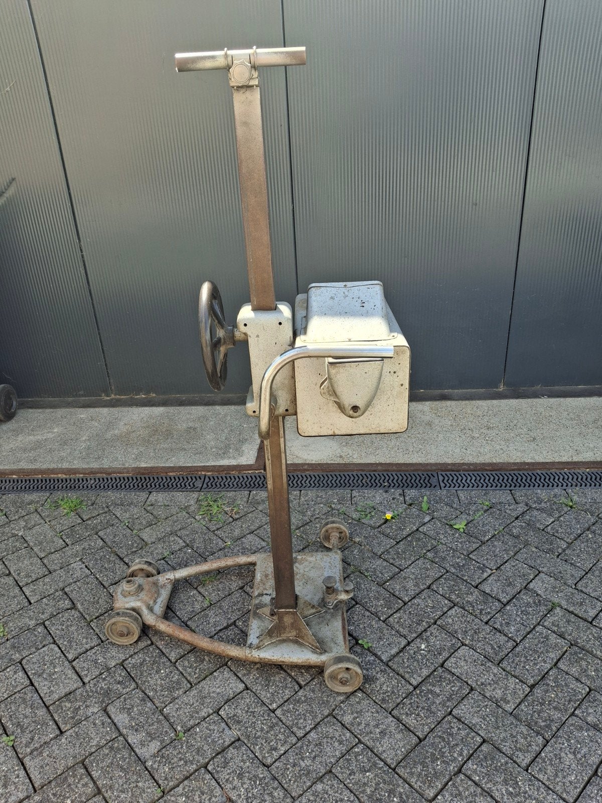 Vintage Hella koplampafstelapparaat, Ophalen