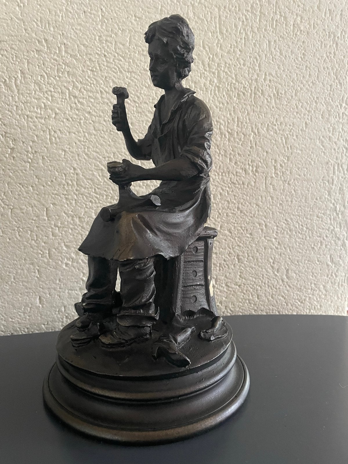 Mooi beeldje 'De Schoenmaker' - 25 cm hoog, Antiek en Kunst, Ophalen of Verzenden, Handgemaakt, 20 - 50 cm, Beeld