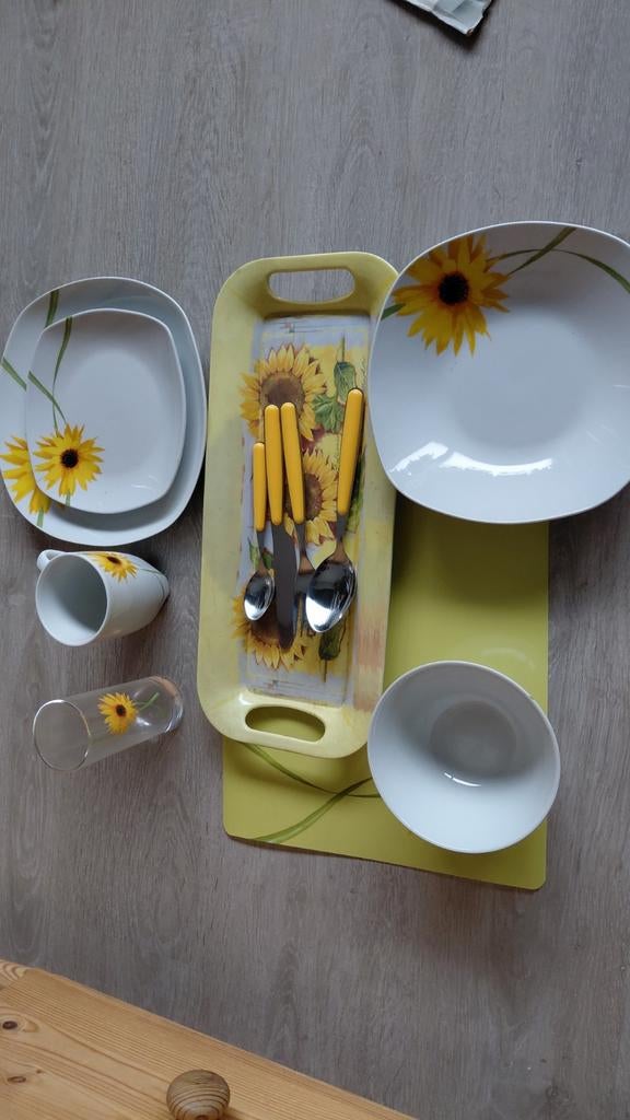 Servies met zonnebloem design - Domestic by Maser, Huis en Inrichting, Keuken | Servies, Ophalen of Verzenden, Overige stijlen