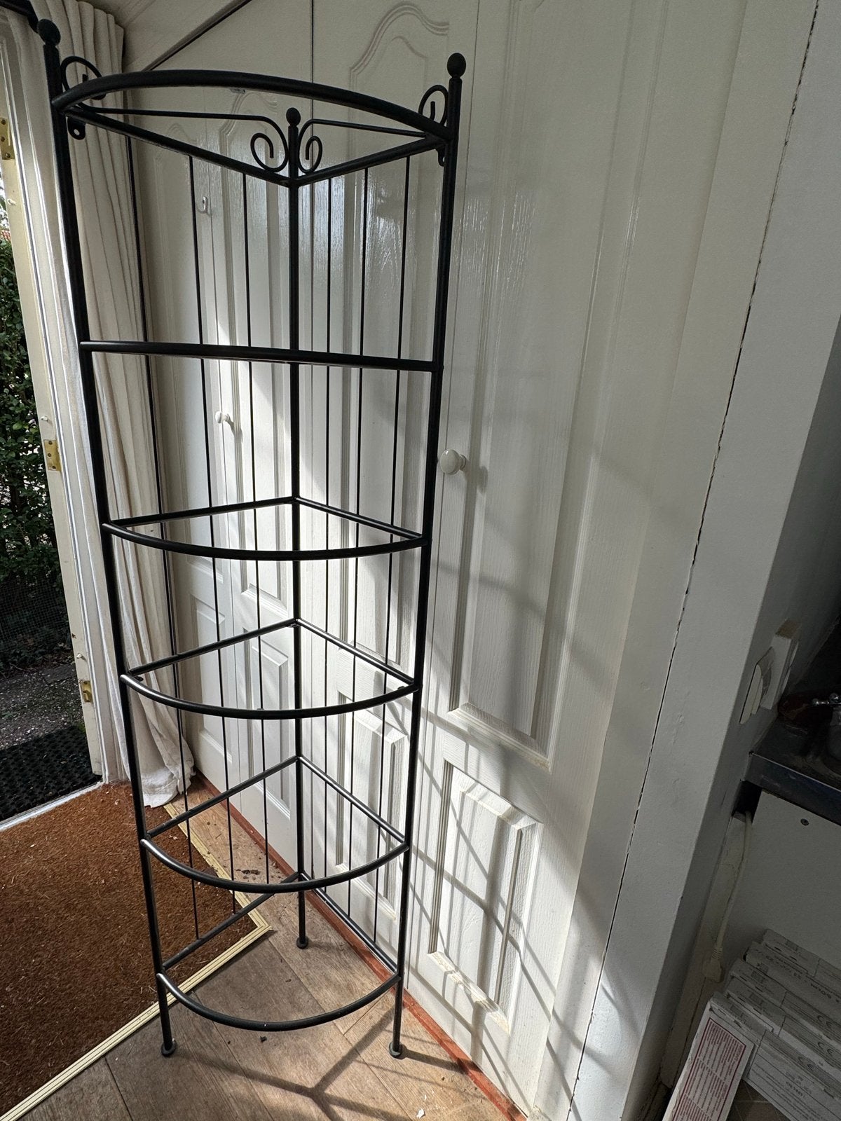 Zwart metalen hoekrek met 5 glazen planken, Huis en Inrichting, Ophalen, Gebruikt