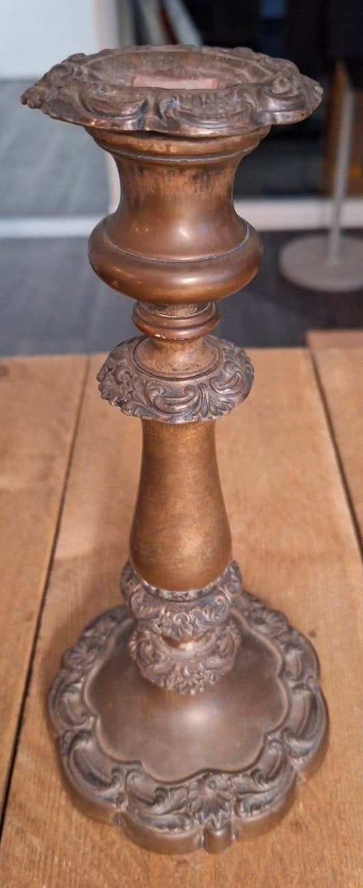 Antieke Kandelaar met Gedetailleerde Versieringen, Ophalen of Verzenden, Koper of Brons