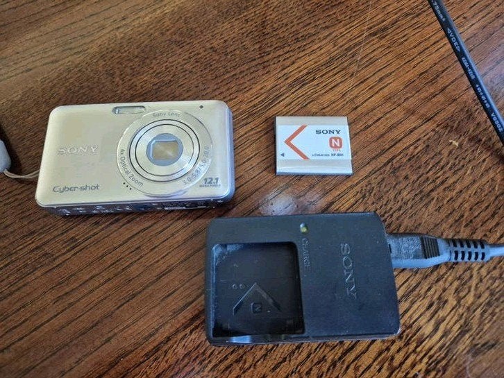 Sony DSC W310 compactcamera met lader en accu, Ingebouwde flitser, Gebruikt, Accu, Ophalen of Verzenden