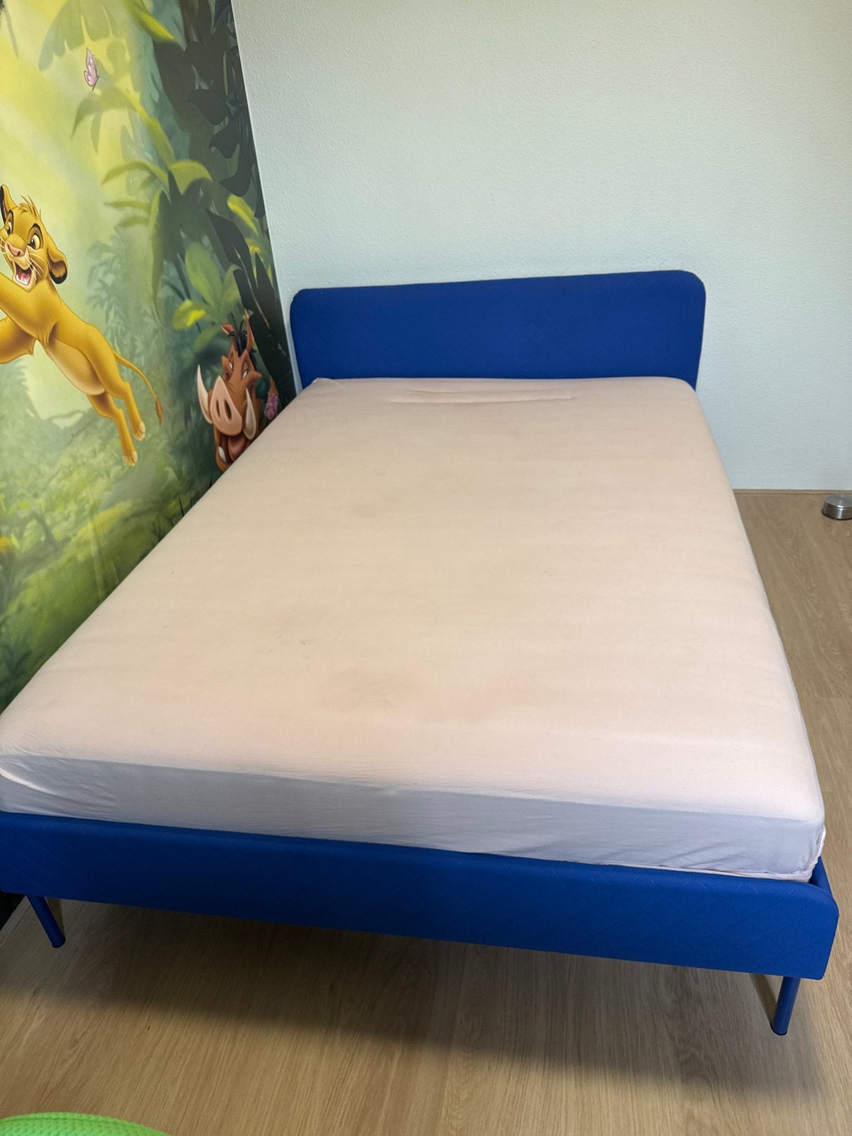 Blauw eenpersoonsbed met lattenbodem, Huis en Inrichting, Slaapkamer | Bedden, Ophalen, Gebruikt, 90 cm, Eenpersoons