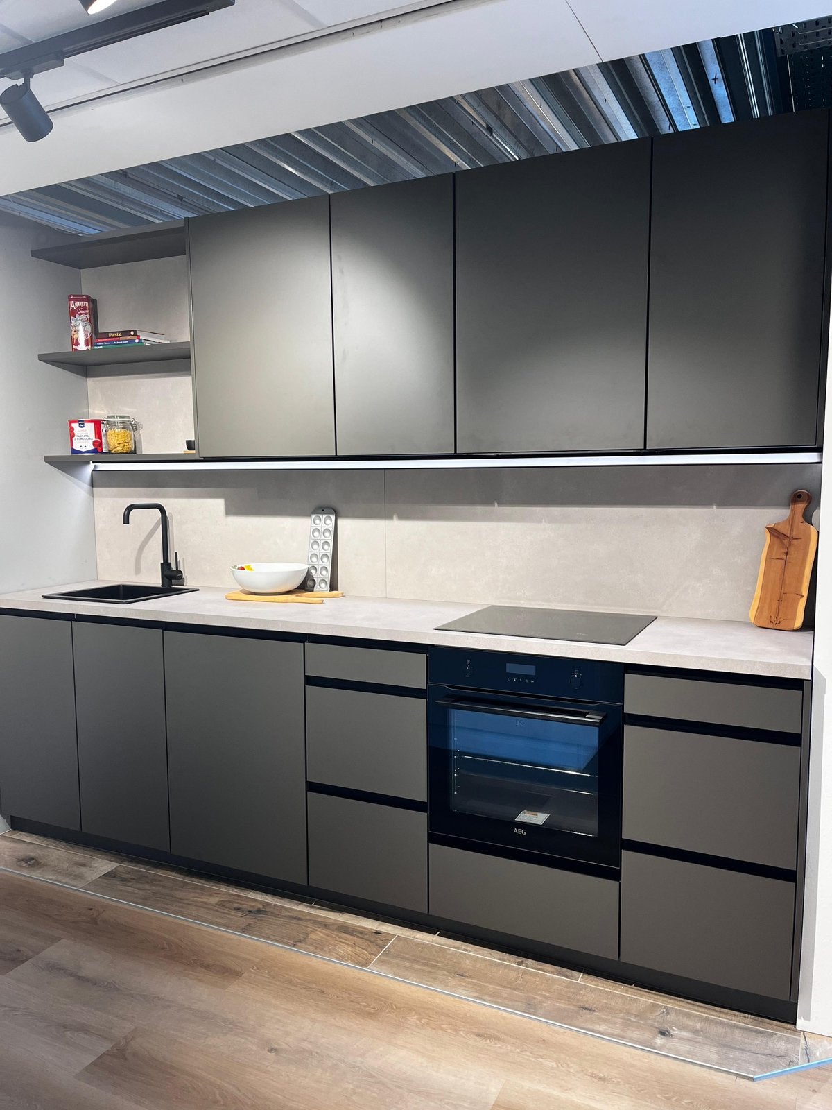 Showroom keuken grijs, Ophalen, Overige materialen, Enkelwandige keuken, Zo goed als nieuw