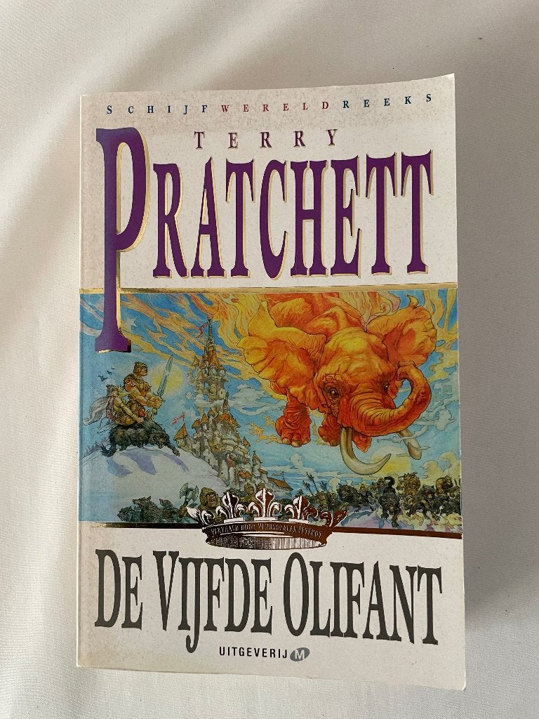 Terry Pratchett - De vijfde olifant, Boeken, Fantasy, Gelezen, Ophalen of Verzenden