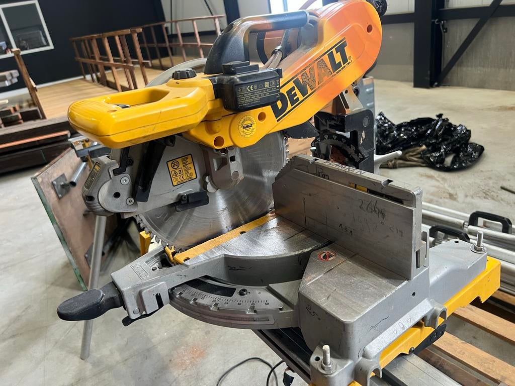 DeWalt DWS7085-QZ Afkortzaag - Krachtig en Betrouwbaar, Doe-het-zelf en Verbouw, Ophalen, Gebruikt, 70 mm of meer, Afkortzaag
