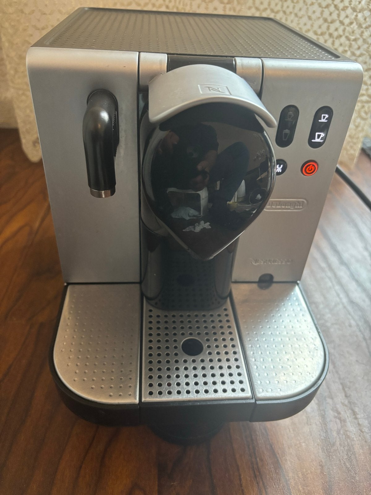 Nespresso De'Longhi koffiezetapparaat - Zo goed als nieuw, Koffiepads en cups, Espresso apparaat, Ophalen of Verzenden, Zo goed als nieuw