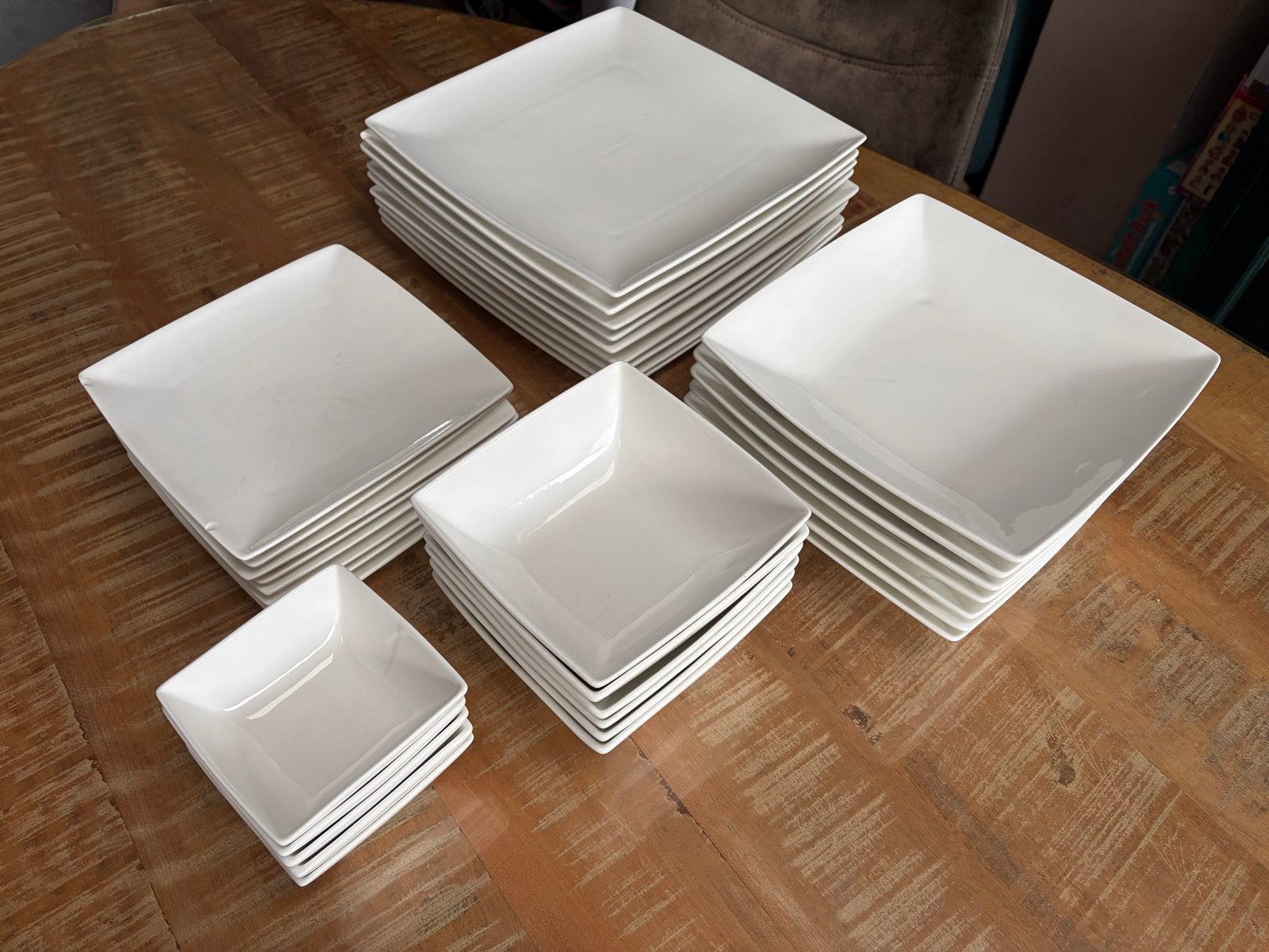 Yong servies: borden en schaaltjes (extra strong new bone ch, Huis en Inrichting, Keuken | Servies, Ophalen, Gebruikt, Overige merken
