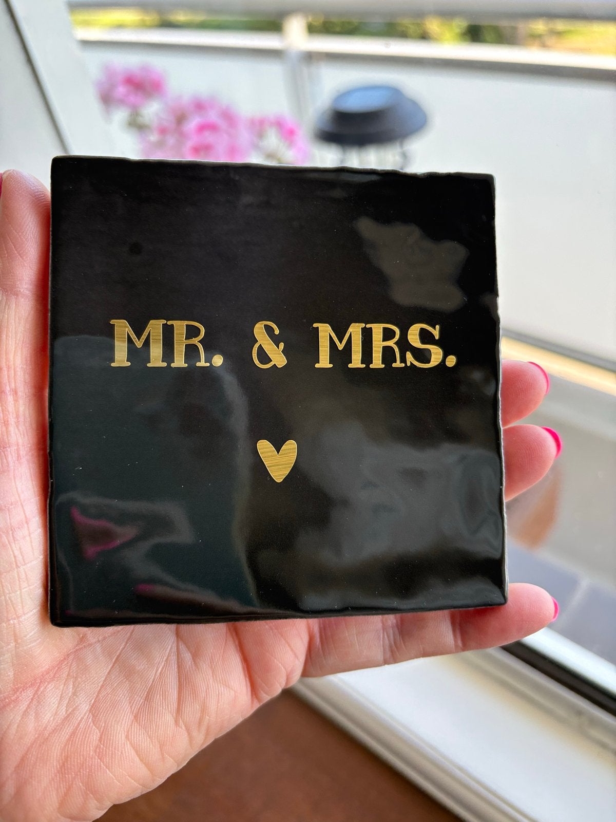 Tegeltje Mr. & Mrs. met hartje - Zwart/Goud, Huis en Inrichting, Inclusief standaard, Steen/keramiek, Nieuw, Ophalen of Verzenden
