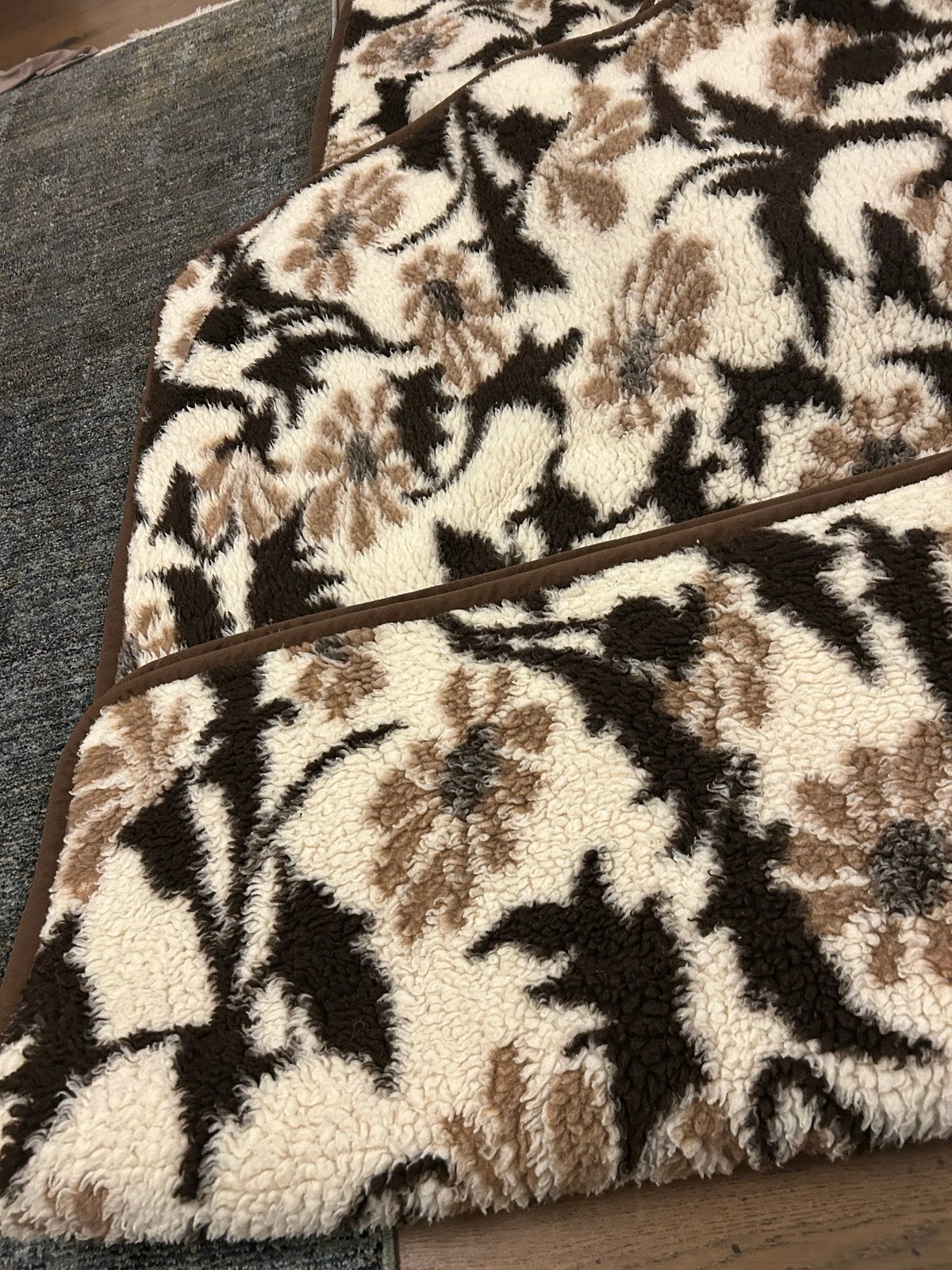 2x Schapenvacht dekens 180x140 cm - Bruin/Crème, Gebruikt, 100 tot 150 cm, Bruin, Ophalen of Verzenden