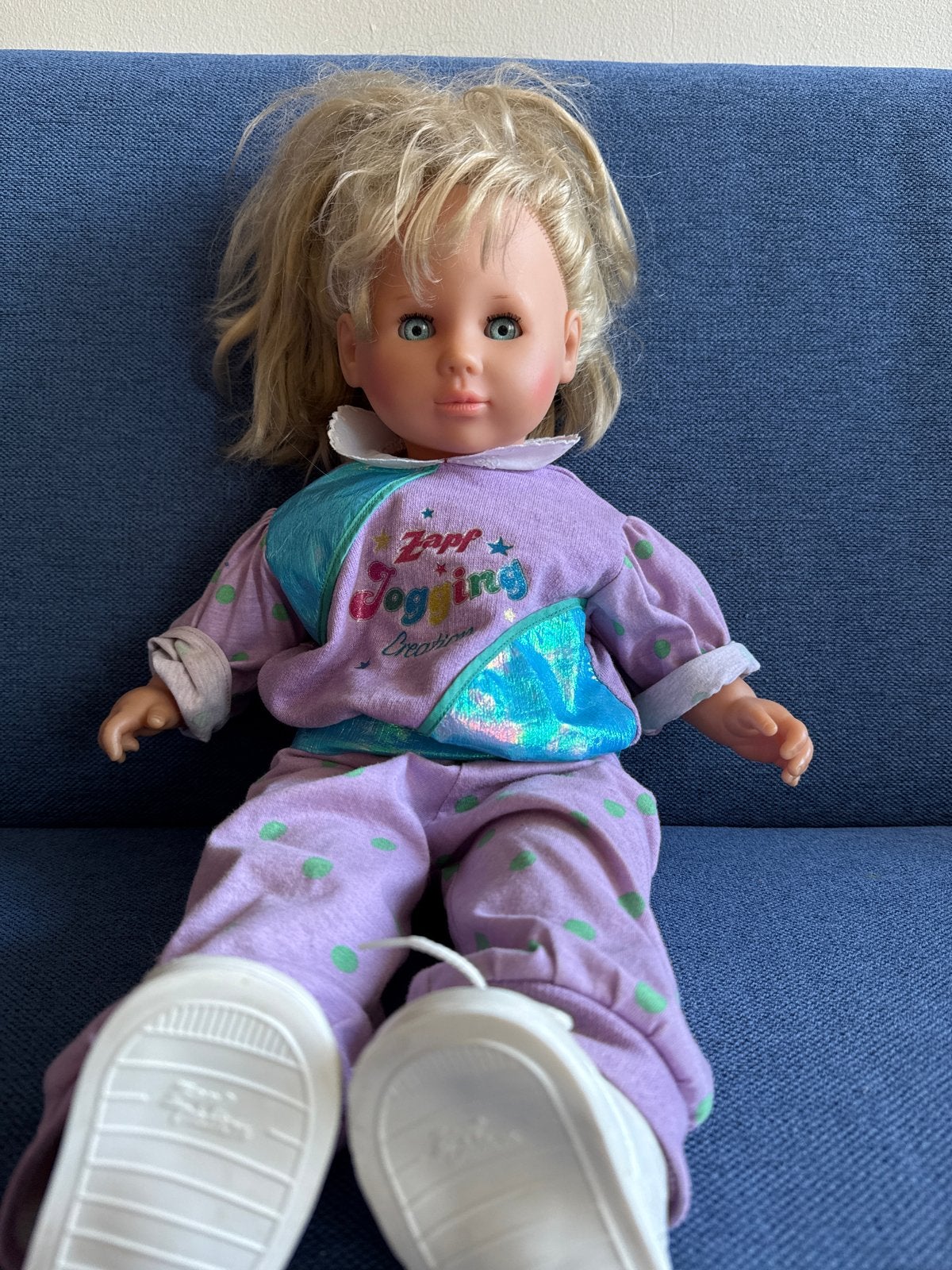 Pop met blond haar en kleertjes, Ophalen of Verzenden, Gebruikt, Overige typen