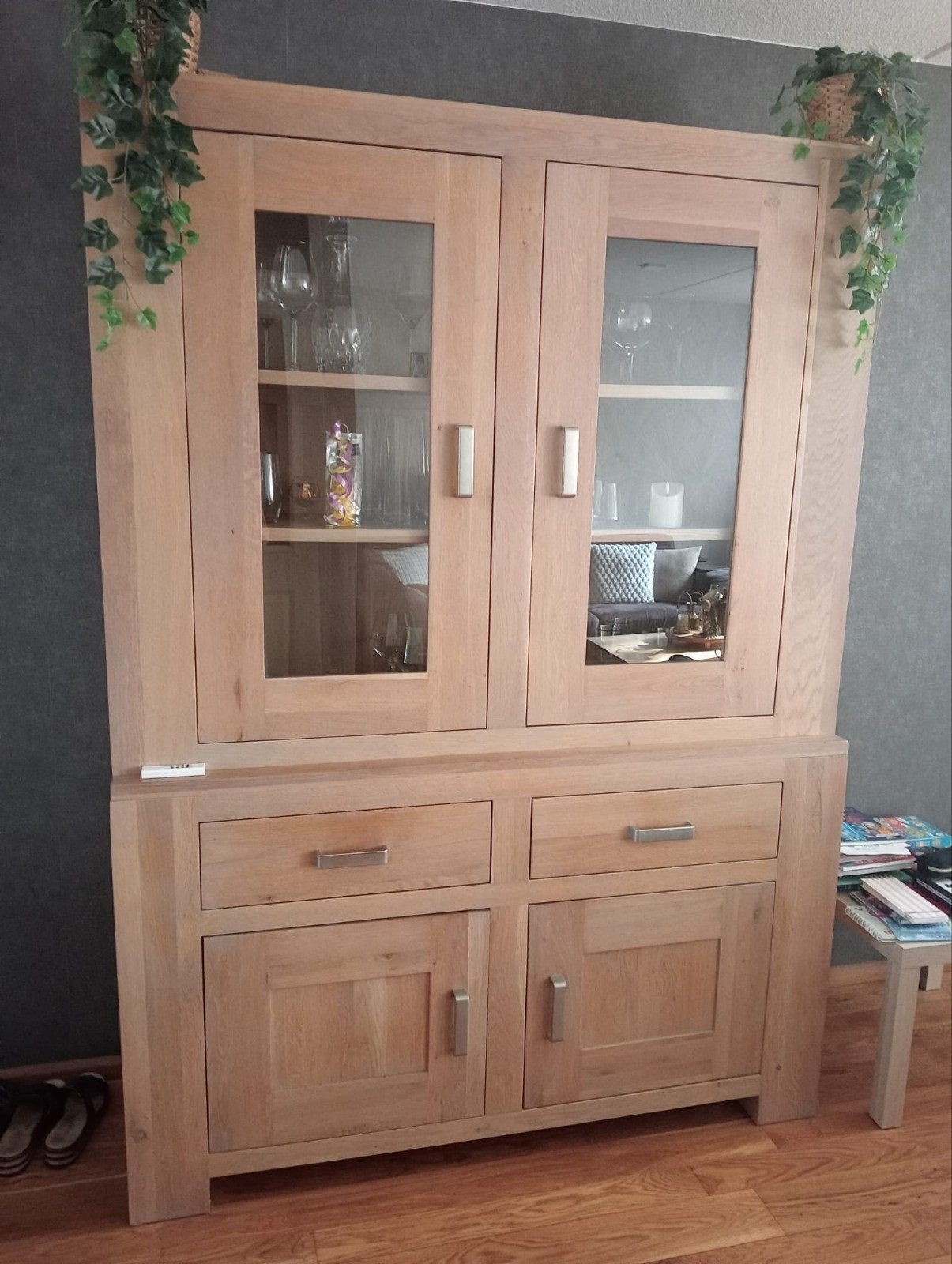 Blank eikenhouten vitrinekast met lades en deuren, Huis en Inrichting, Kasten | Vitrinekasten, Ophalen, Glas, Gebruikt, Modern landelijk
