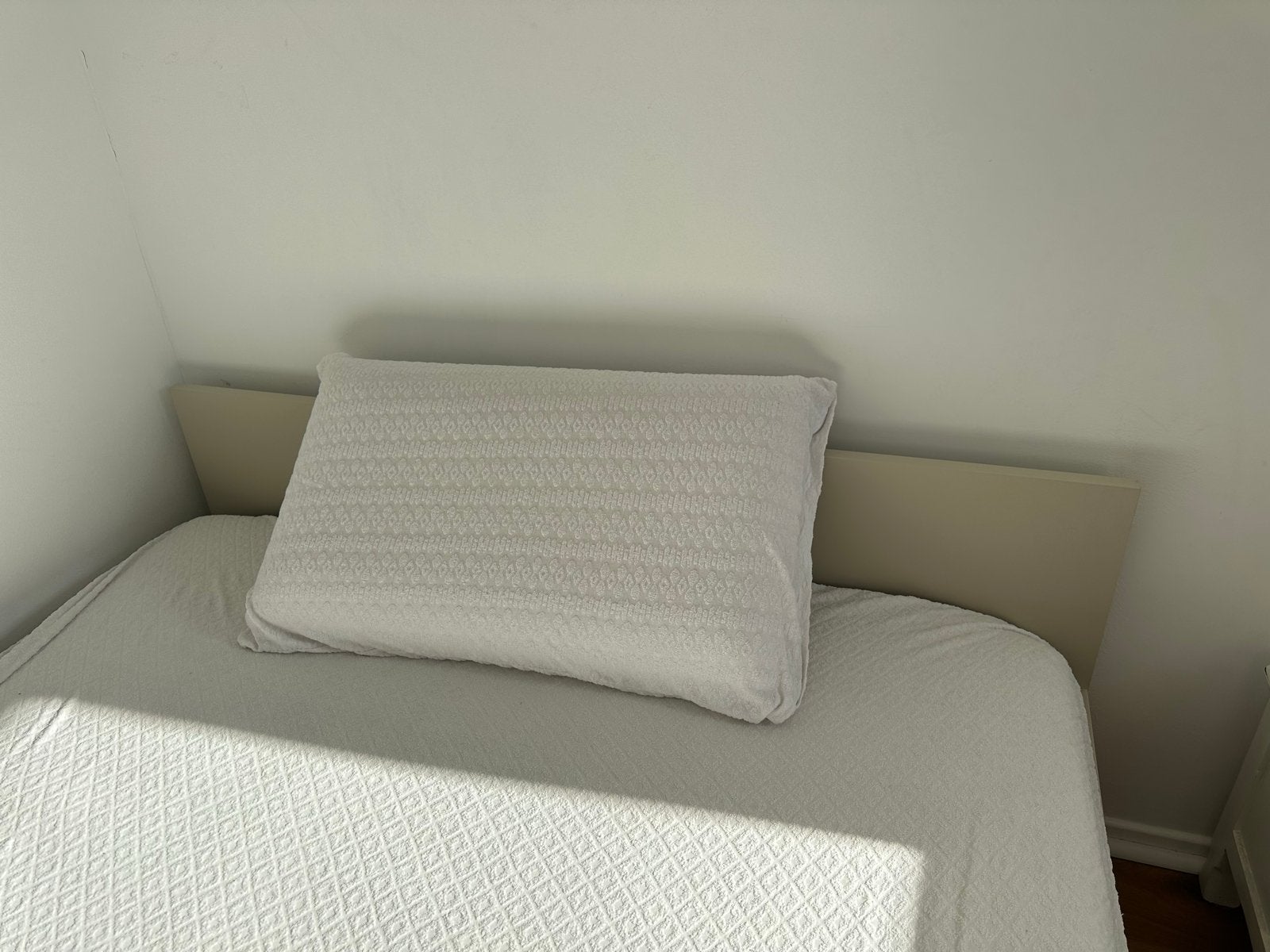 IKEA bed 140x200 - Zo goed als nieuw, Huis en Inrichting, Ophalen, Beige, 140 cm, Zo goed als nieuw