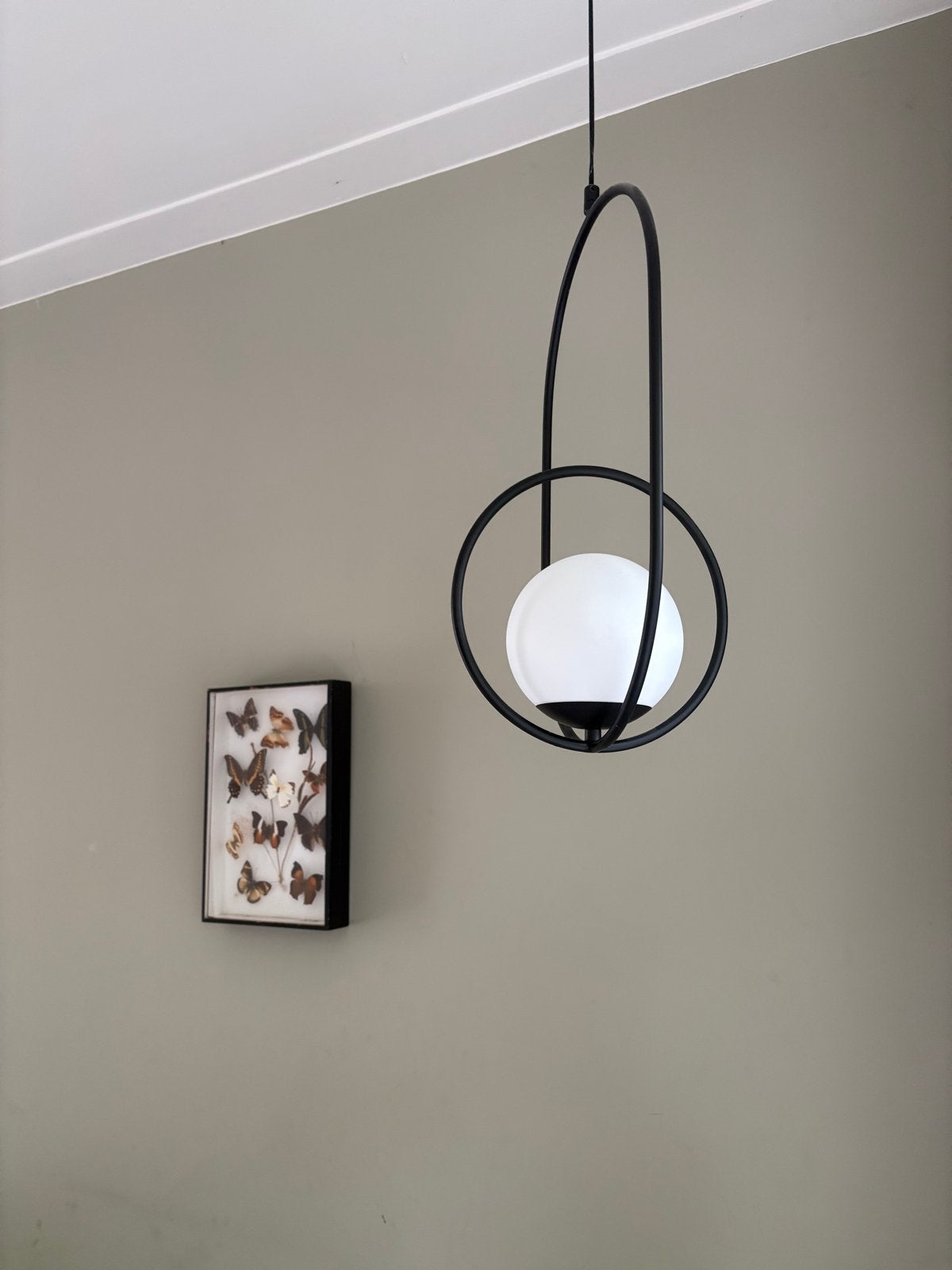 Hanglamp strak design met mat glazen bol en zwart frame, Huis en Inrichting, Lampen | Hanglampen, Ophalen, Zo goed als nieuw, Glas