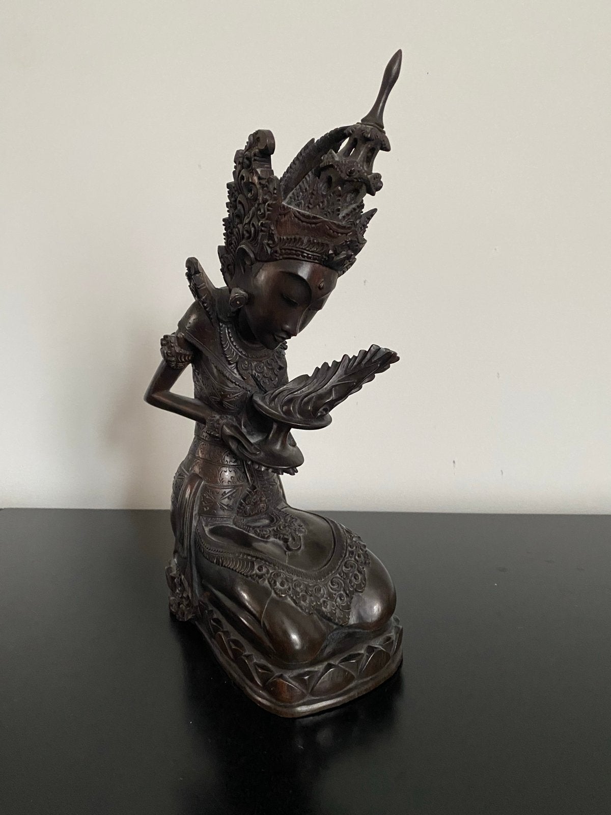Prachtig Balinees houten beeld van een knielende vrouw, Antiek en Kunst, Ophalen, Handgemaakt, 20 - 50 cm, Beeld