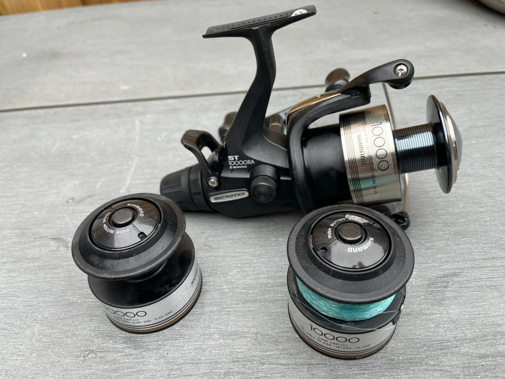 Shimano Baitrunner ST 10.000 RA met 3 spoelen, Ophalen of Verzenden, Zo goed als nieuw, Molen