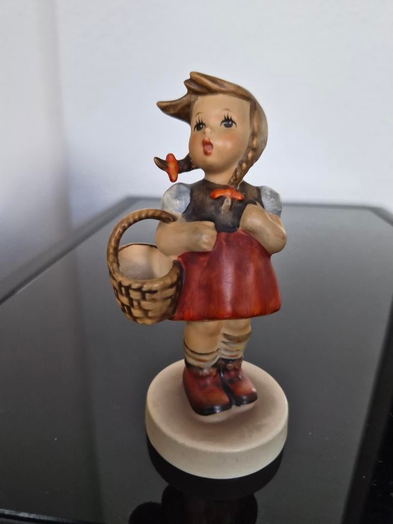 Vintage Hummel beeldje: Meisje met mandje, Ophalen of Verzenden, Zo goed als nieuw