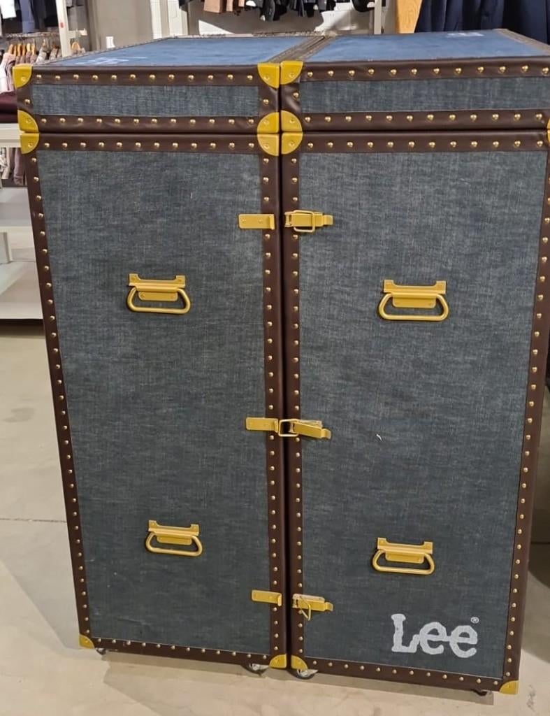 Lee jeans houten shopdisplay. Afgewerkt Lee denim jeans, Ophalen, Gebruikt, Reclamebord