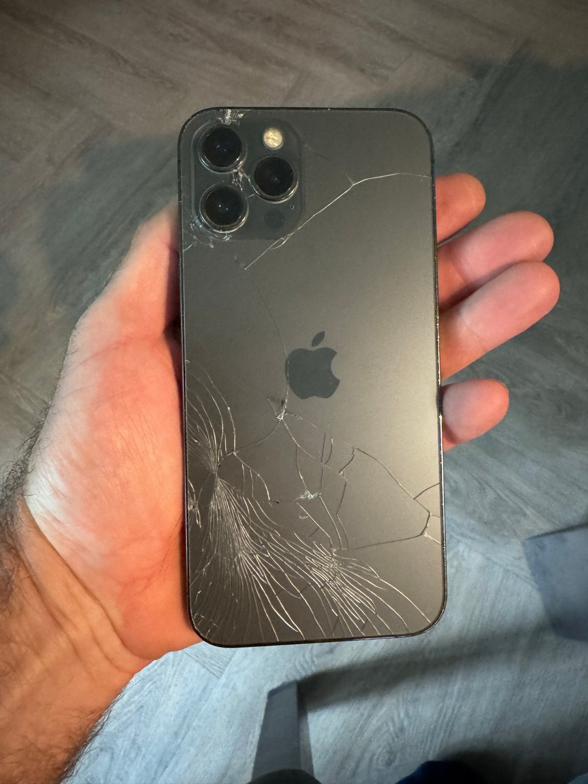 iPhone 12 Pro Max - Gebarsten achterkant, 100% batterij, 128 GB, Niet werkend, Grijs, IPhone 12 Pro Max