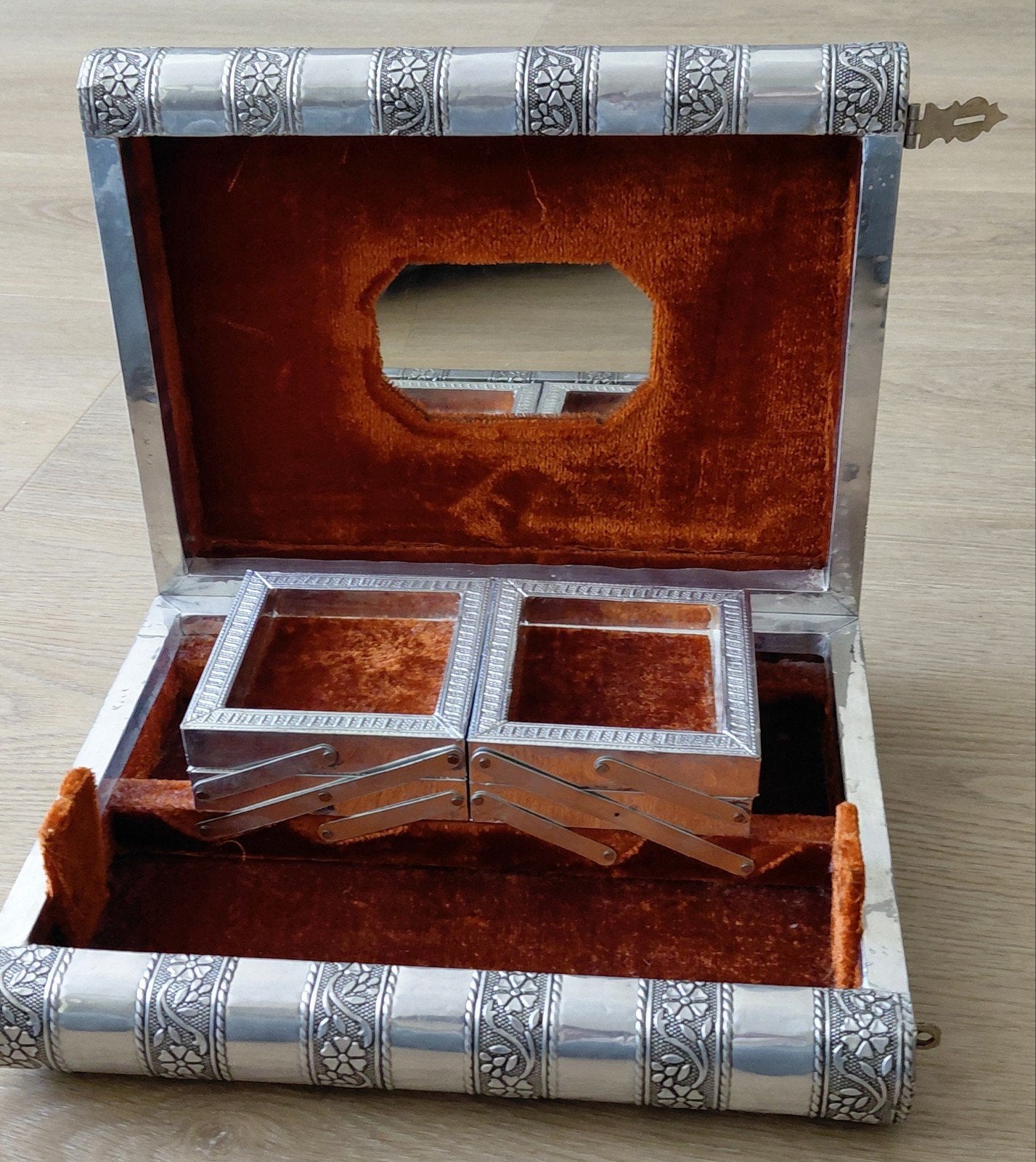 Vintage Sieradenkistje in Boekvorm - Zilverkleurig, Ophalen of Verzenden