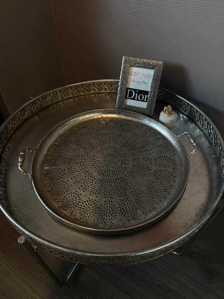 Zilverkleurige Marokkaanse bijzettafel, Minder dan 55 cm, Bohémien, marrakech, Metaal of Aluminium, Rond