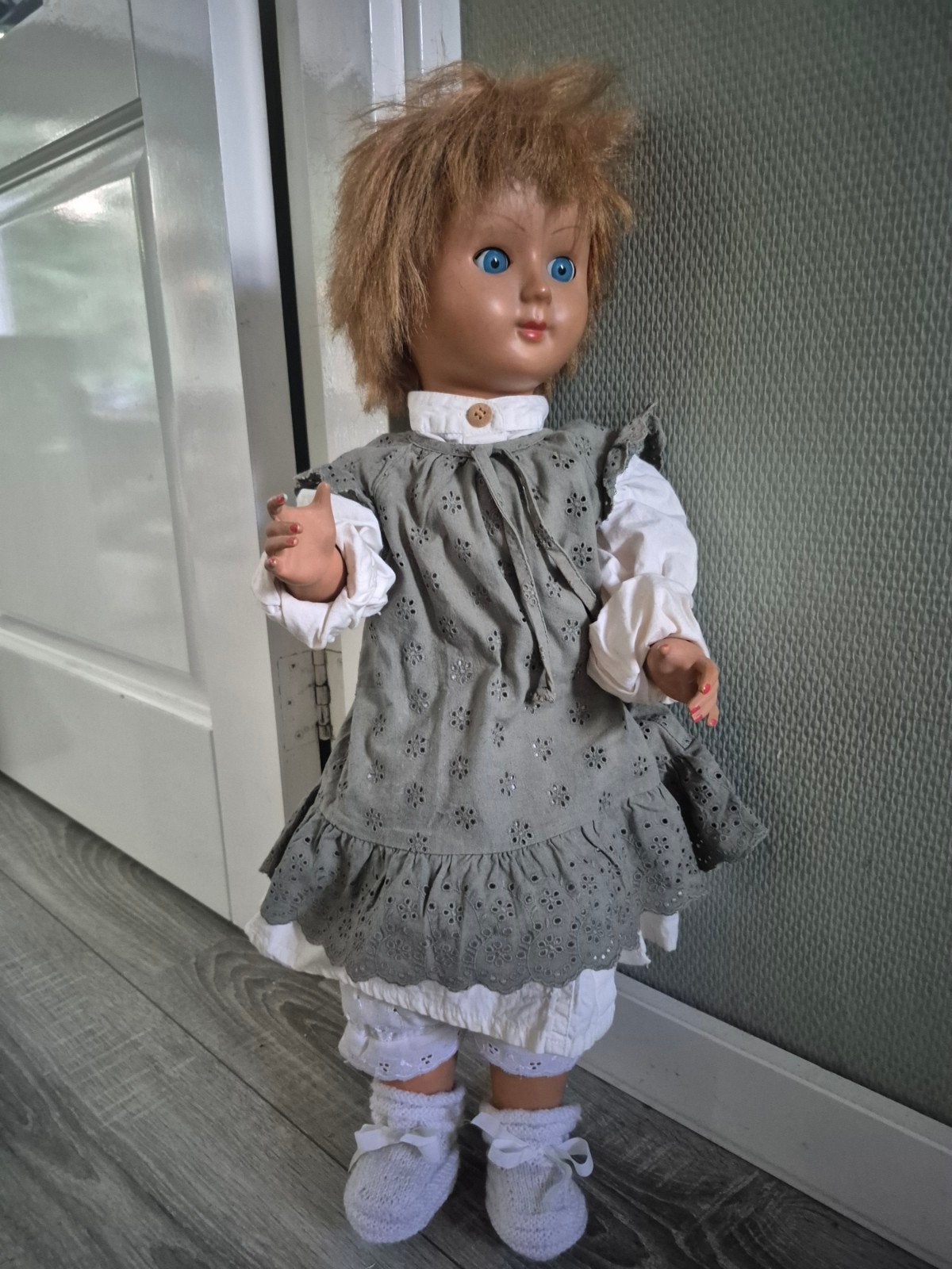Vintage pop met blauwe ogen en kleding - 60 cm, Ophalen of Verzenden, Gebruikt, Pop