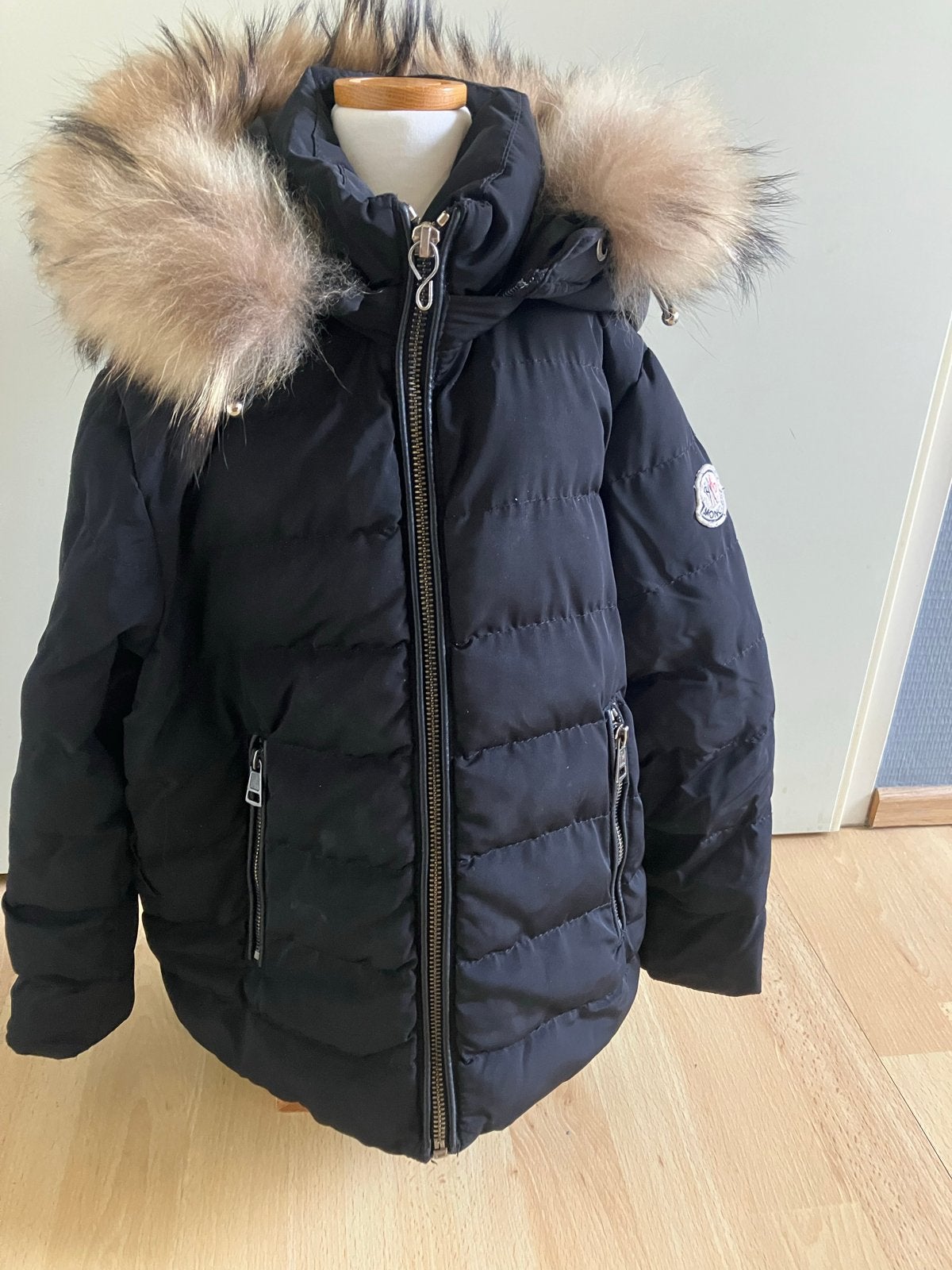 Moncler gewatteerde jas met afneembare muts, maat 104, Ophalen of Verzenden, Zo goed als nieuw, Meisje, Jas