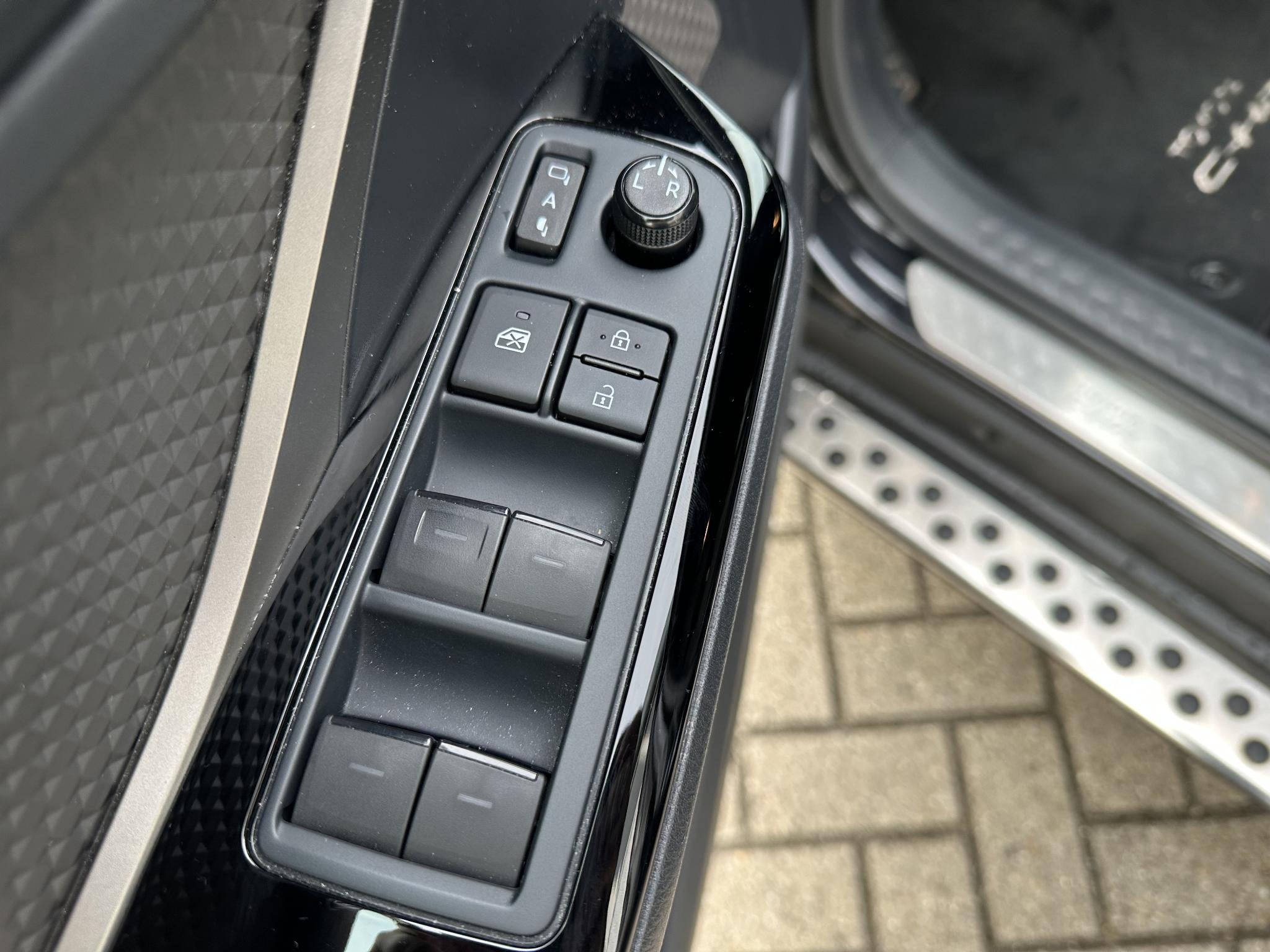 Toyota C-HR 2.0 Hybrid Executive, Auto's, Euro 6, 4 cilinders, Leder en Stof, Zwart