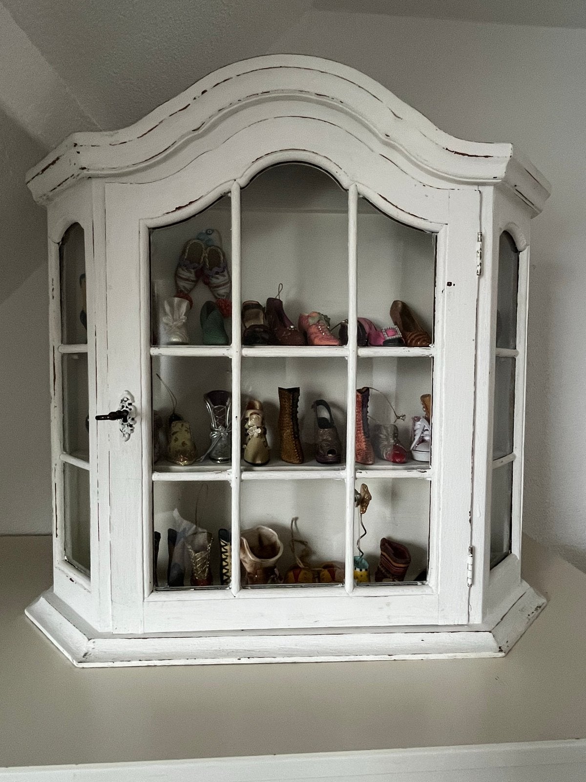 Brocante kastje met unieke verzameling decoratieve schoentje, Ophalen of Verzenden, Gebruikt