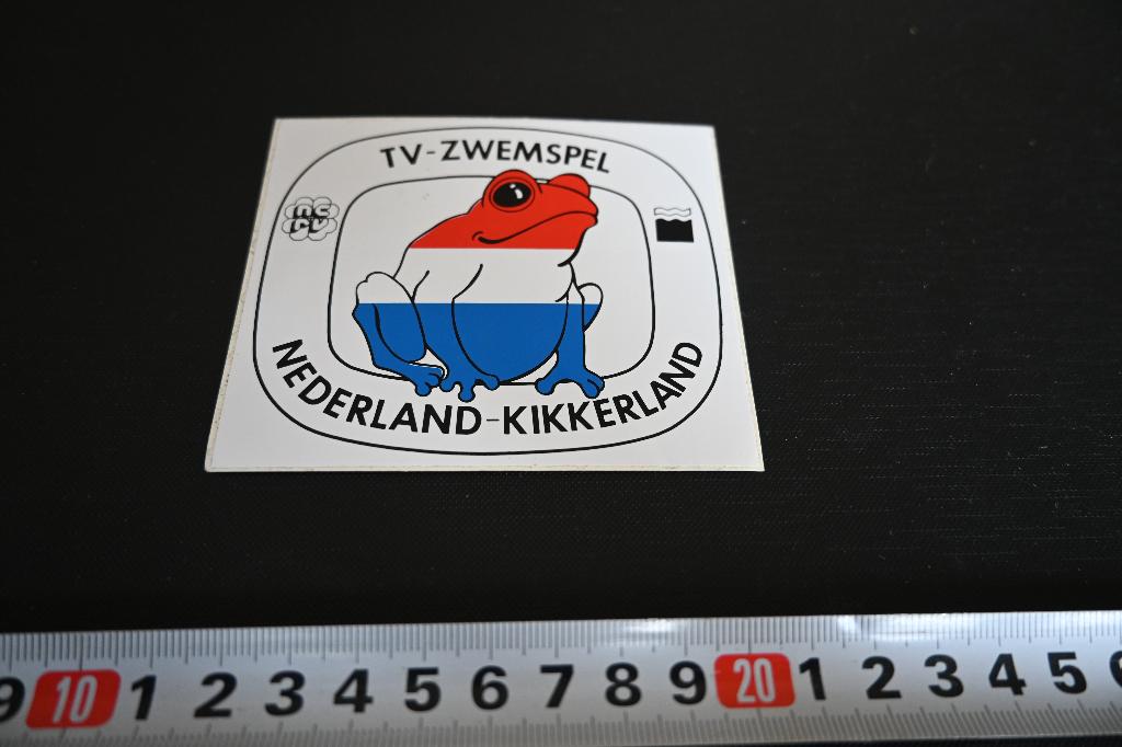 sticker Omroep NCRV TV-Zwemspel Nederland Kikkerland, Ophalen, Zo goed als nieuw