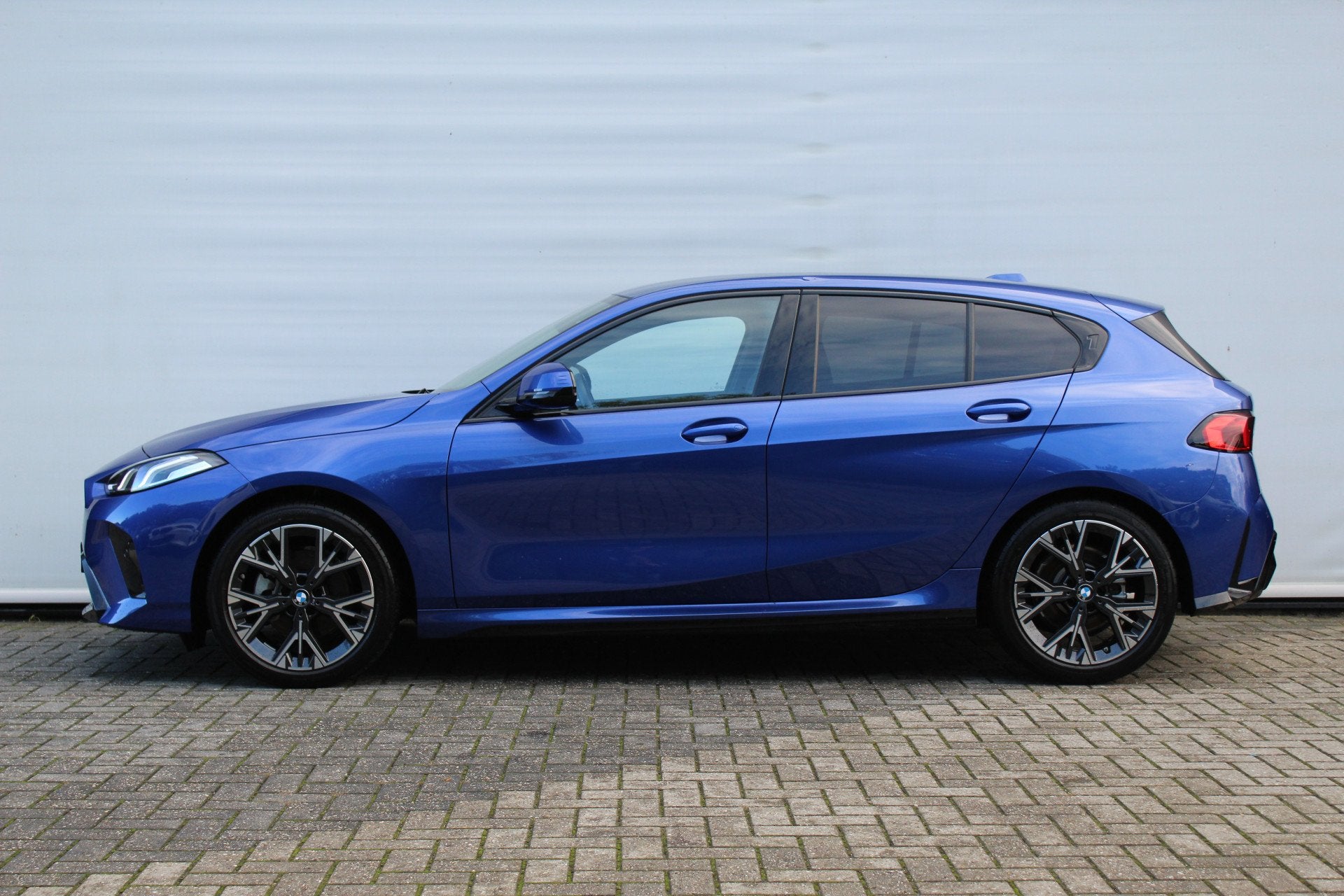 BMW 1 Serie 120 M Sport Automaat / Sportstoelen / Achteruitr, Dealer onderhouden, 156 pk, Met garantie (alle), Blauw