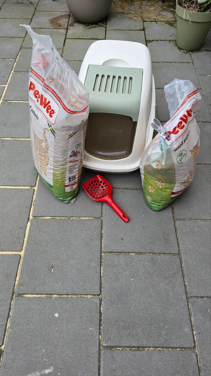 PeeWee kattenbak (groen) met ongeveer 16kg aan houtkorrels, Ophalen