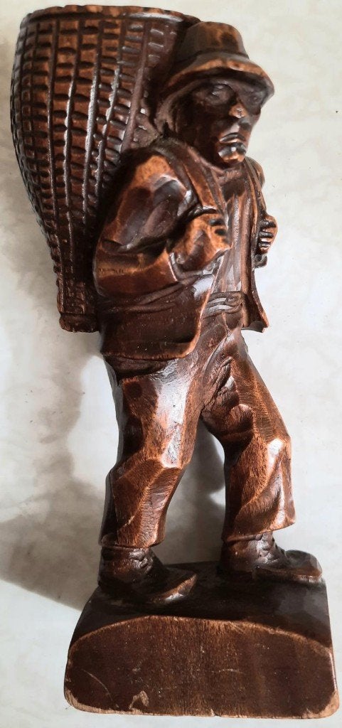 Hand gesneden beeldje mandendrager, Ophalen of Verzenden, Gebruikt, Mens