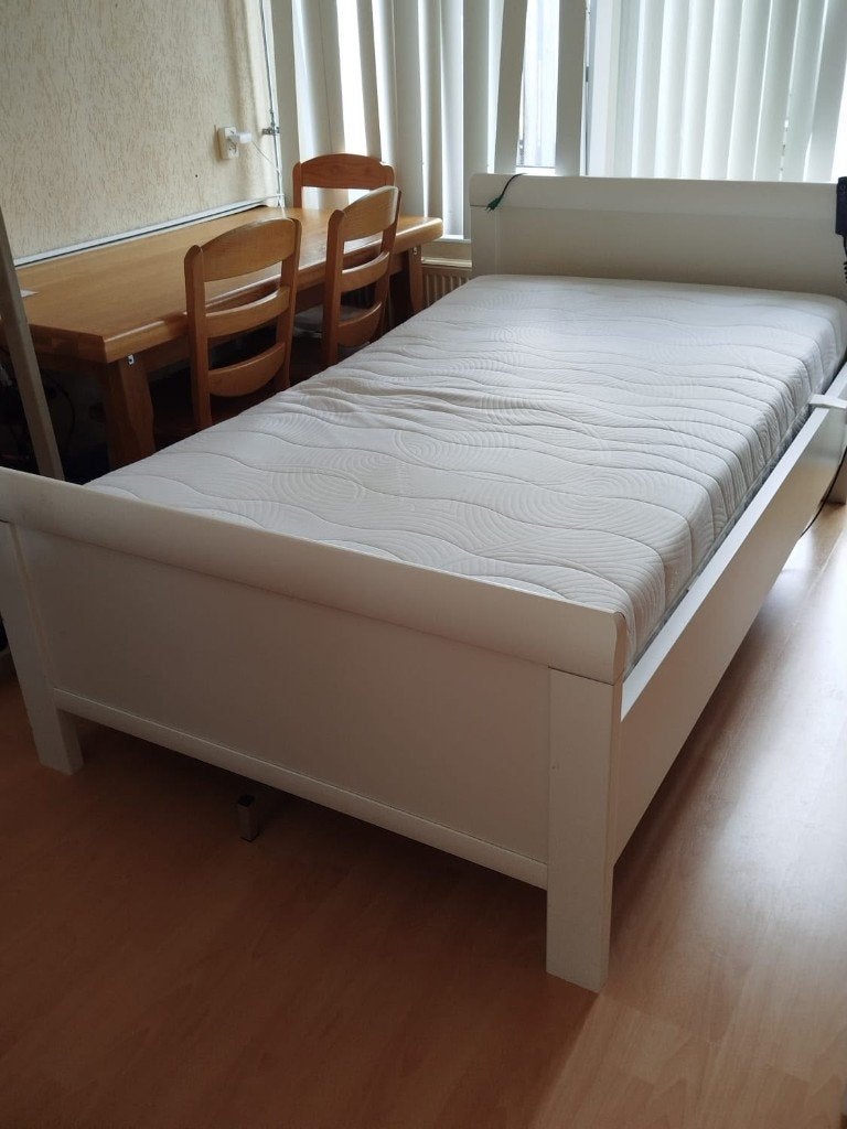 elektrisch verstelbare twijfelaar met matras en bedbodem, Ophalen, Gebruikt, Wit, Twijfelaar