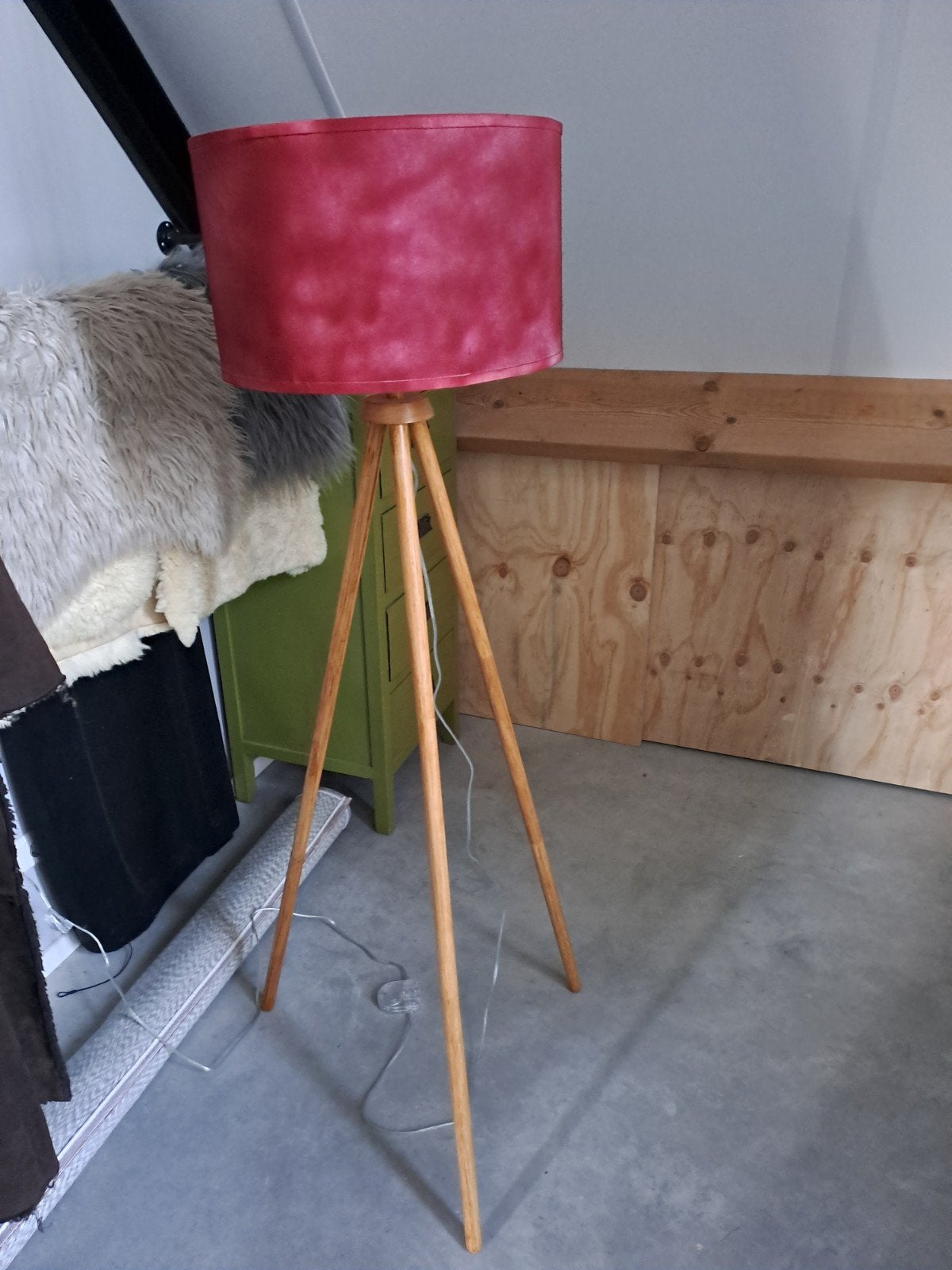 Staande lamp met gemarmerde rode kap en houten driepoot, Ophalen, Gebruikt, E27 (groot), 150 tot 200 cm