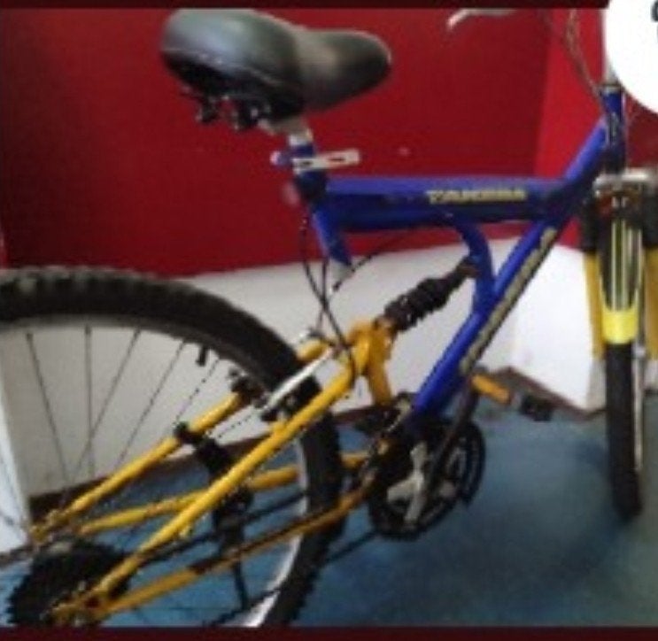 Blauwe en gele mountainbike met verende voorvork, Ophalen, Gebruikt, 57 cm of meer, Geen vering