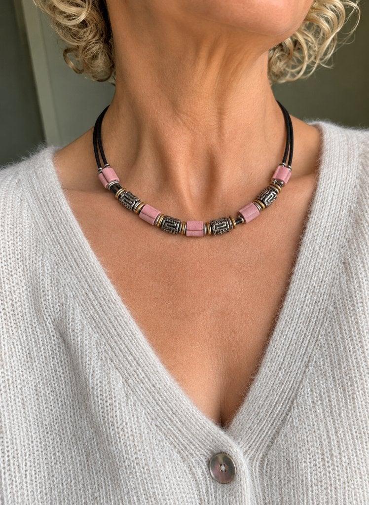 Roze kralen ketting met zilver- en goudkleurige accenten, Ophalen of Verzenden, Gebruikt, Roze, Overige materialen