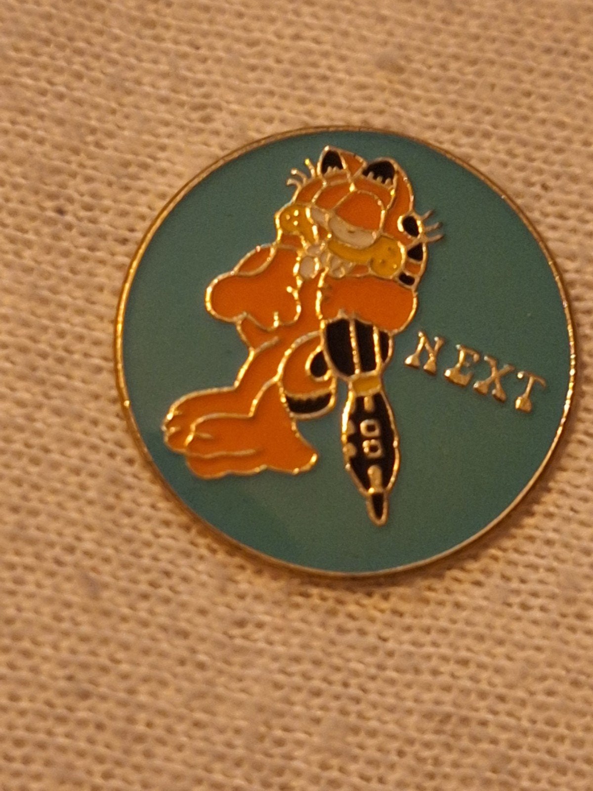 Vintage Garfield 'NEXT' Speldje - Cartoon Pin, Ophalen of Verzenden, Zo goed als nieuw, Overige onderwerpen, Speldje of Pin
