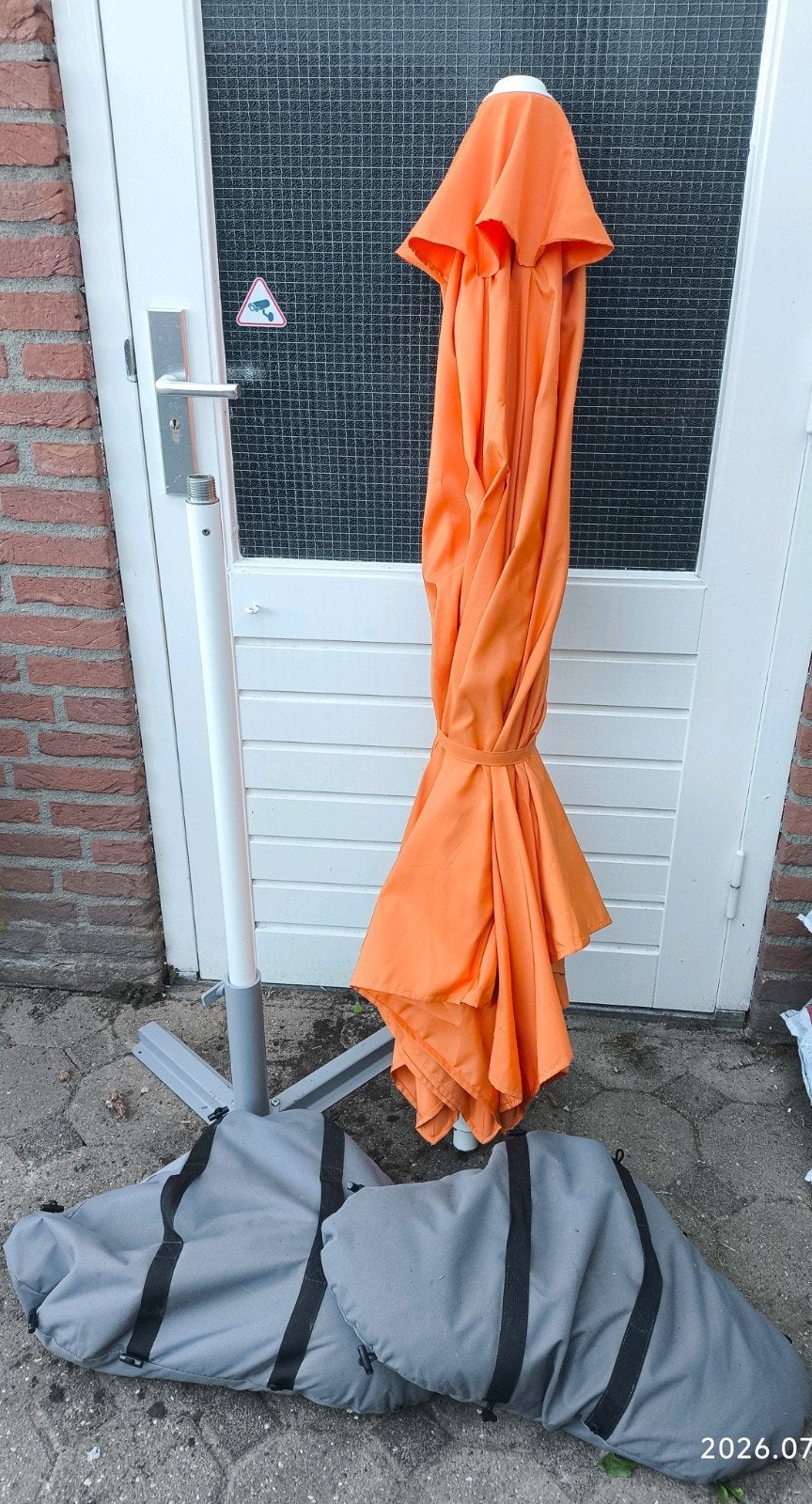Ikea hogon iggon parasol met voet zandzakken helderoranje, Ophalen, 2 tot 3 meter, Stokparasol