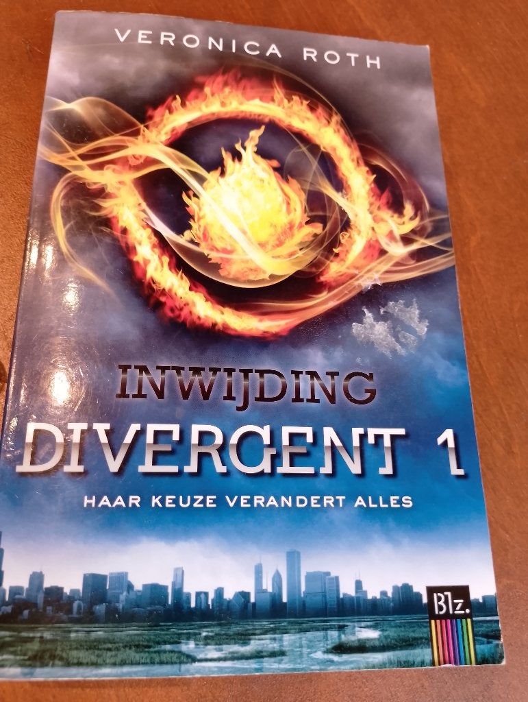 Inwijding Divergent 1, Veronica Roth, Boeken, Ophalen of Verzenden, Gelezen