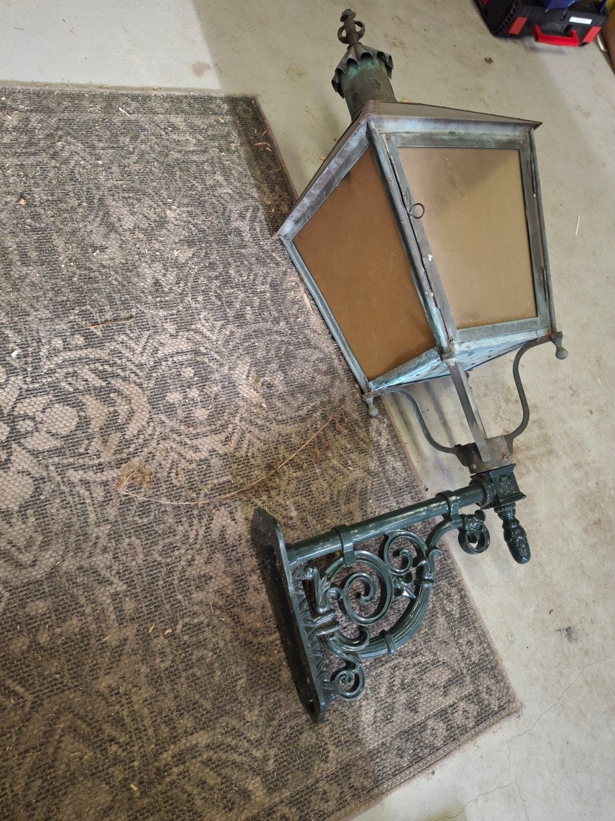 Antieke koperen buitenlamp met sierlijke wandbeugel, Antiek en Kunst, Ophalen