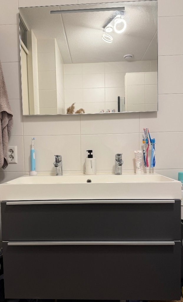 Badkamer kast en spiegel