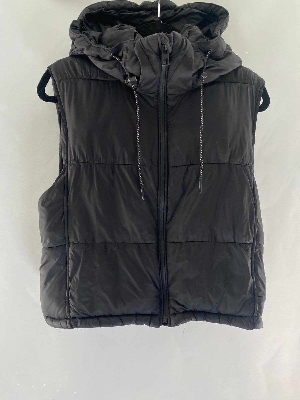 Zara zwarte gewatteerde bodywarmer met capuchon –maat M / 38, Kleding | Dames, Ophalen of Verzenden, Zo goed als nieuw, Maat 38/40 (M)