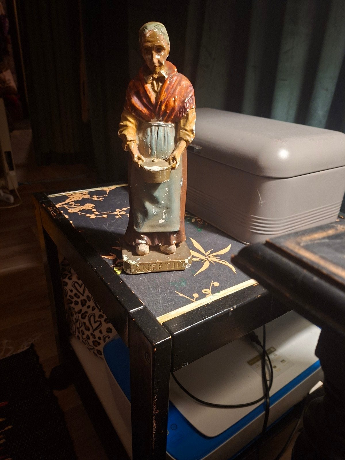 Vintage beeldje van vrouw met schaal - 'Knierthie', Ophalen of Verzenden